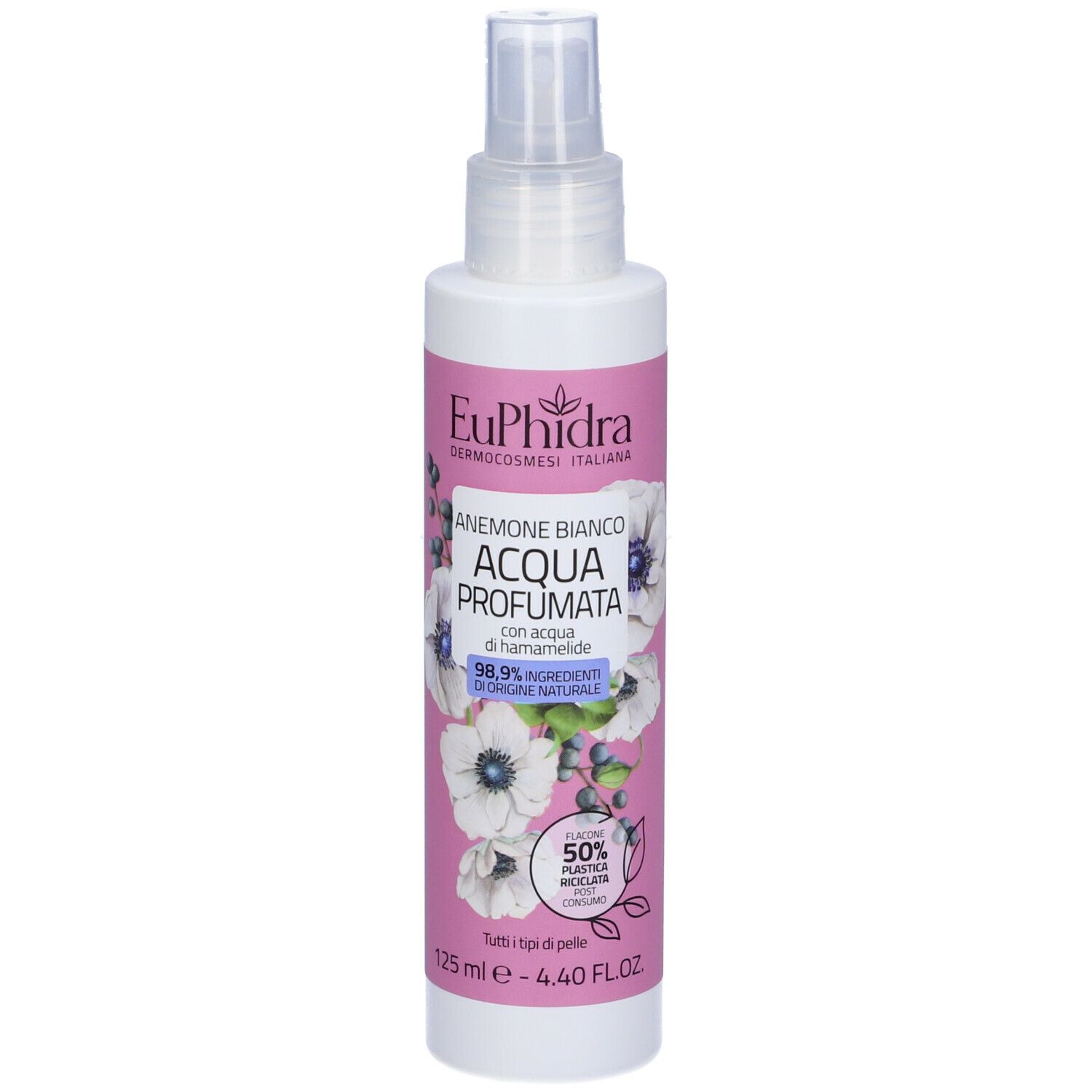 Flacone bianco con vaporizzatore. Etichetta rosa con nome del prodotto e design floreale. Contiene il 50% di plastica riciclata.