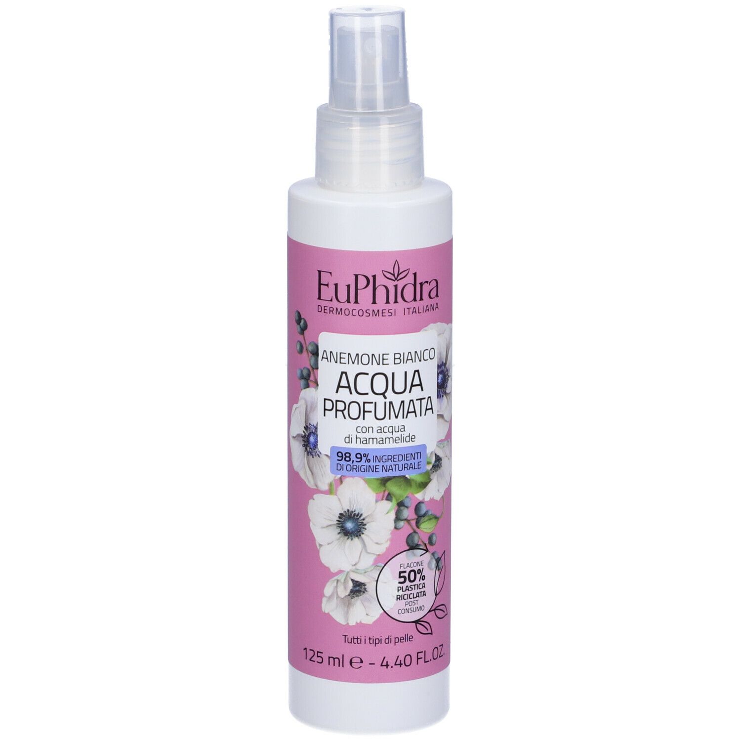 Flacone bianco con vaporizzatore. Etichetta rosa con nome del prodotto e design floreale. Contiene il 50% di plastica riciclata.