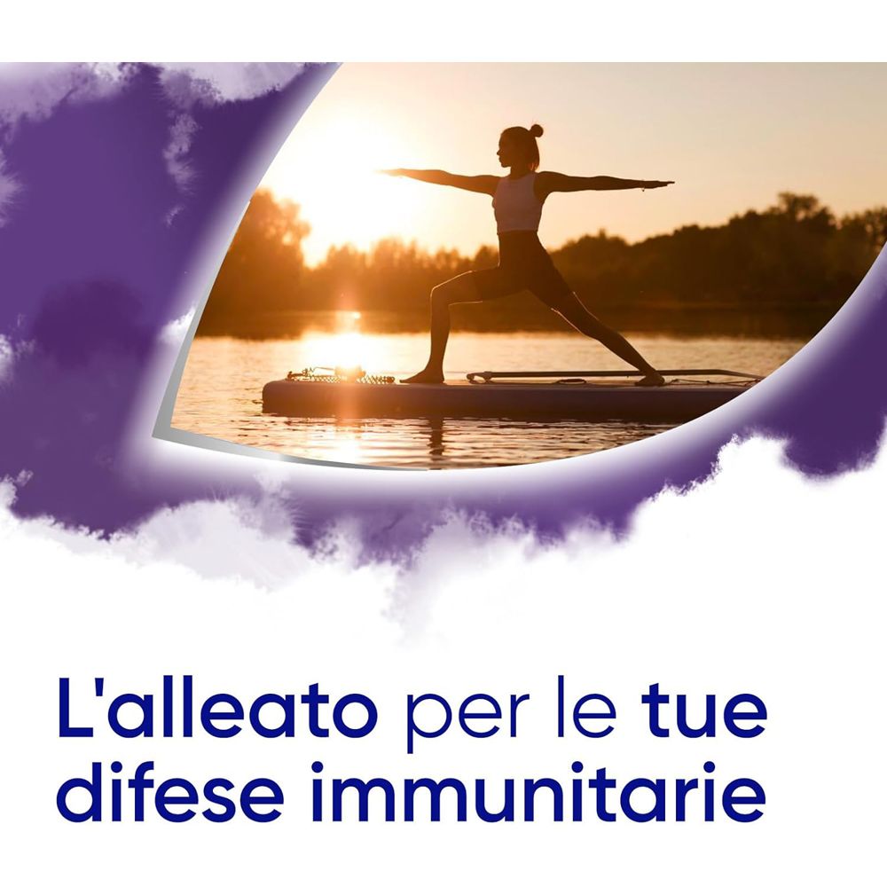 Donna fa yoga sul lago. Testo: "L'alleato per le tue difese immunitarie".