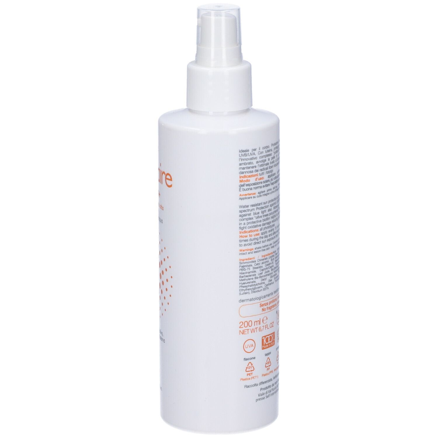 Retro di un flacone spray bianco. Testo e loghi. Nome prodotto: Solaire Latte 50+.