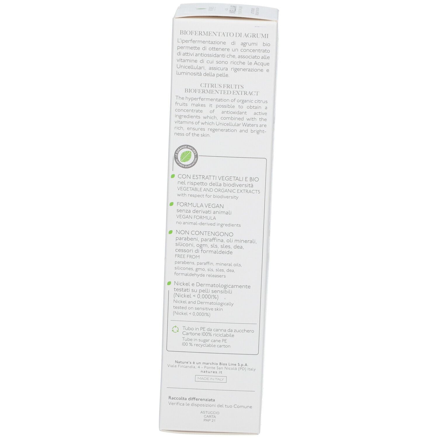 Scatola bianca con informazioni sul prodotto. Testo: Biofermento di agrumi, formula vegana, 97% ingredienti di origine naturale.