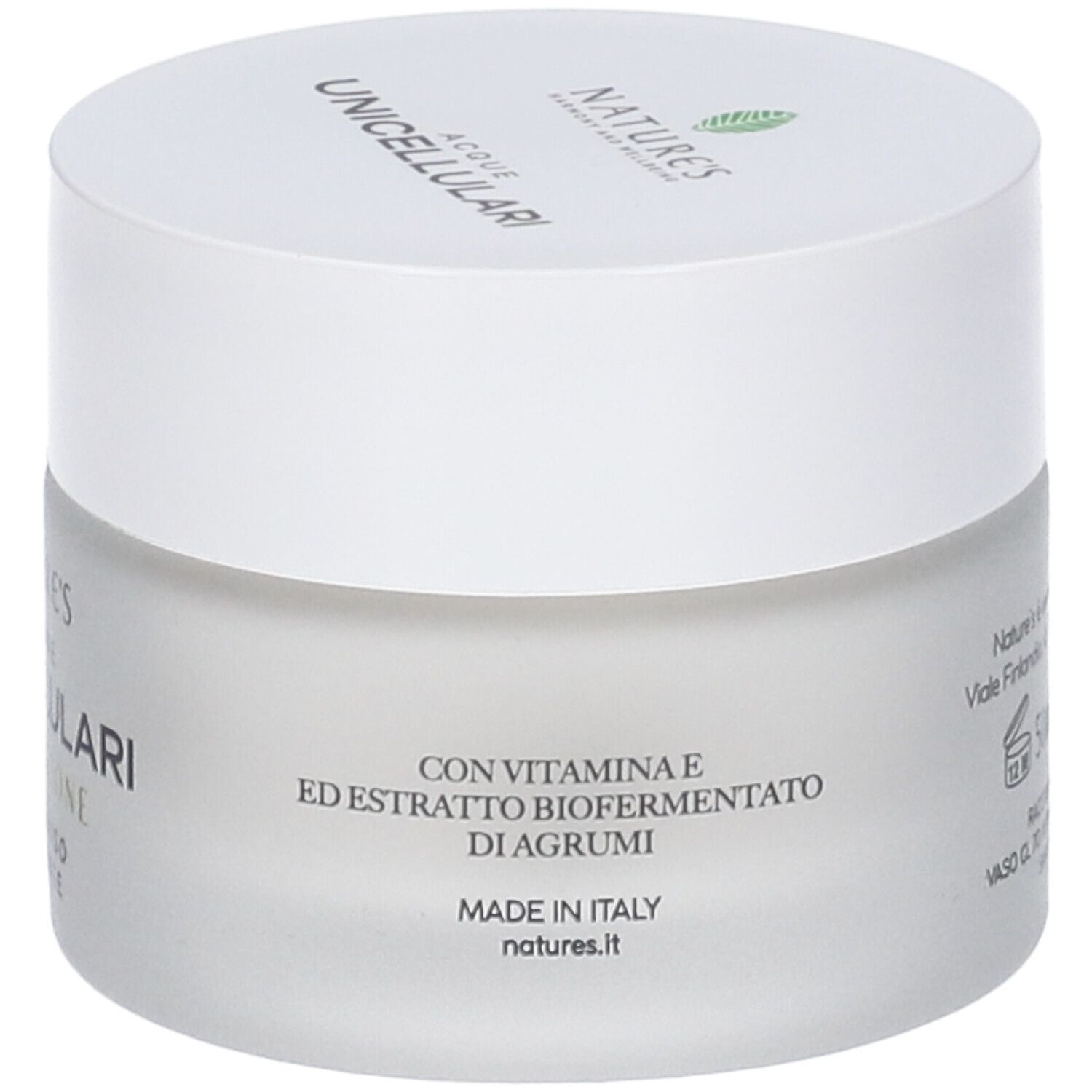 Creme-Tiegel mit weißem Deckel. Auf dem Tiegel steht: CON VITAMINA E ED ESTRATTO BIOFERMENTATO DI AGRUMI. Made in Italy.