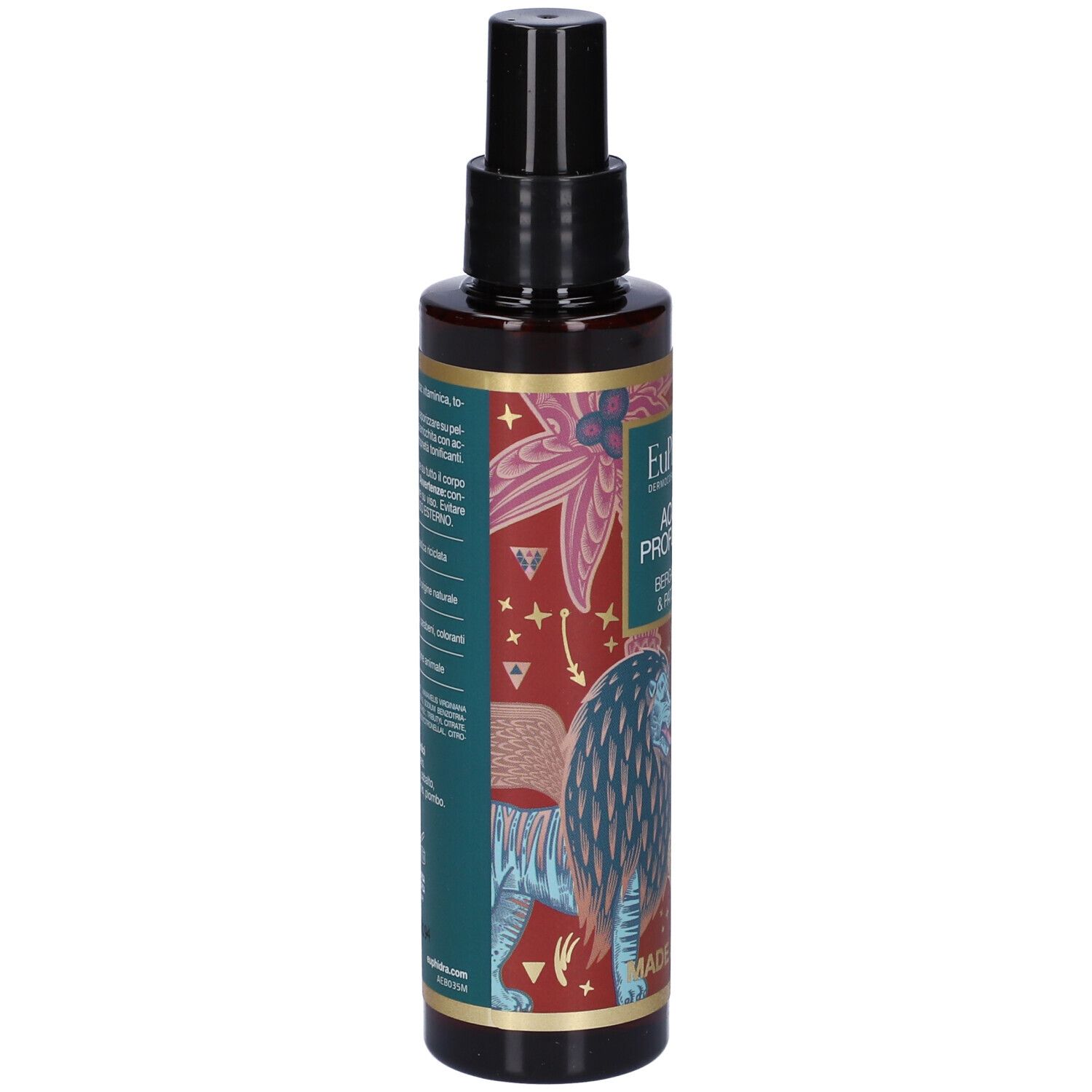 Flacone marrone con vaporizzatore nero. Etichetta con testo e illustrazioni. Made in Italy.