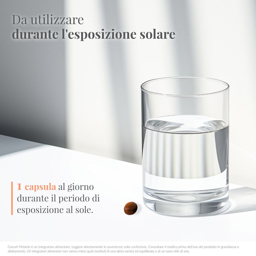 CAROVIT Melanin Sonnenprogramm Kapsel neben einem Glas Wasser, zur Einnahme während der Sonnenexposition.