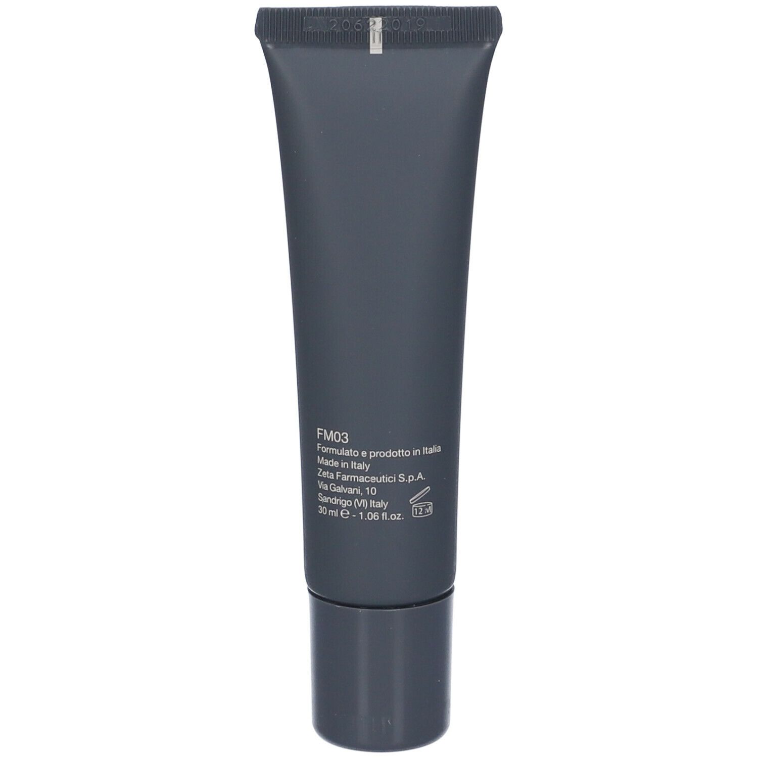 Retro di un tubo grigio scuro. Testo: FM03, Formulato e prodotto in Italia. 30 ml - 1.06 fl.oz.