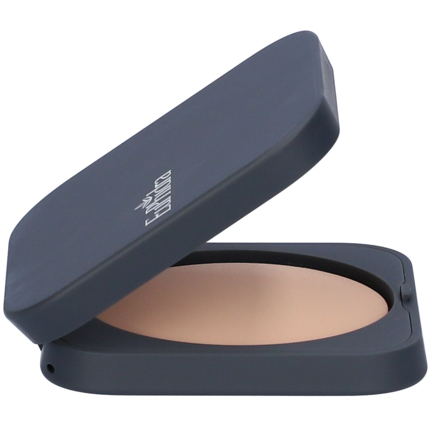 Cipria compatta aperta. Contenitore blu scuro. Cipria beige. Coperchio leggermente aperto. Forma rettangolare.