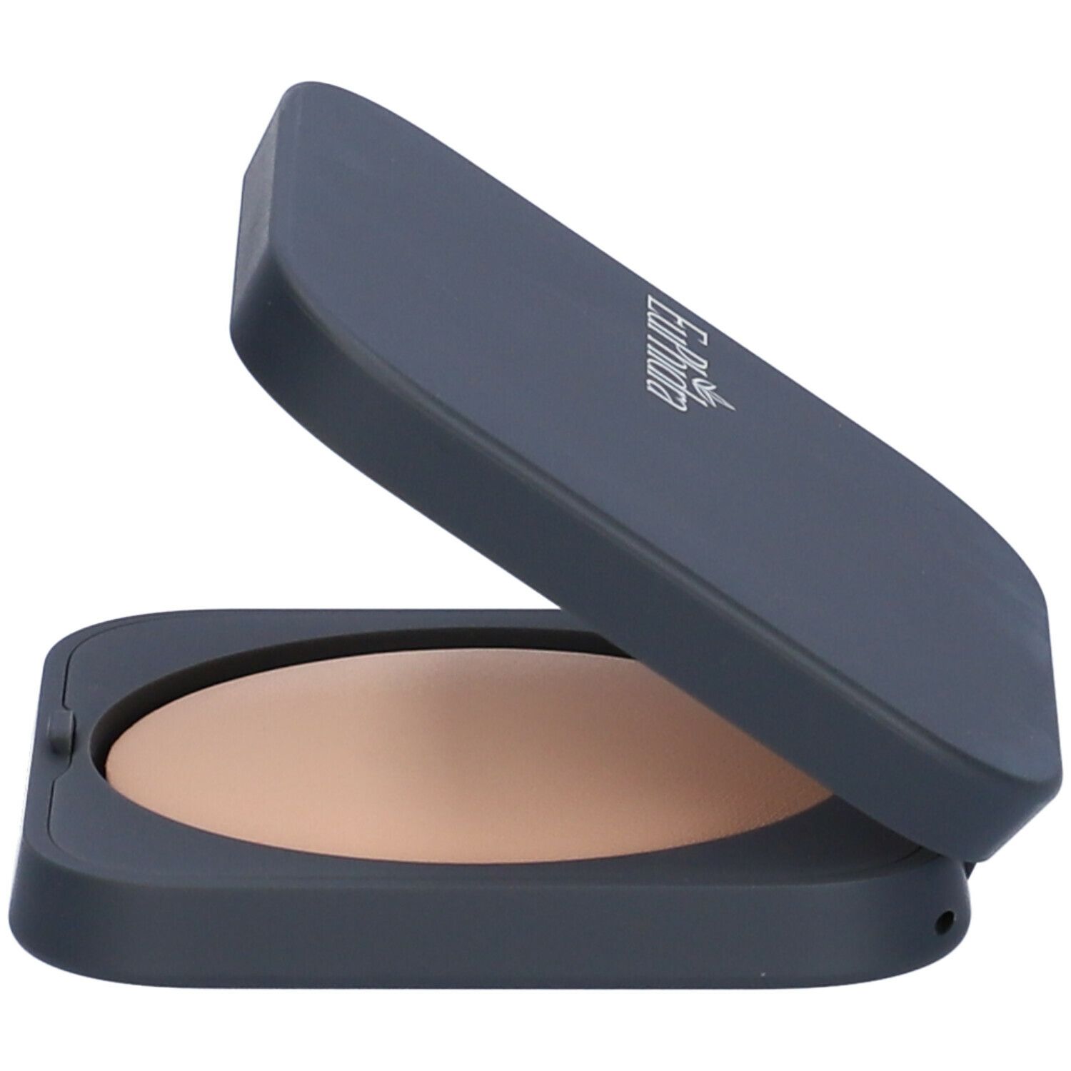 Cipria compatta aperta. Contenitore blu scuro. Cipria beige. Coperchio leggermente aperto. Forma rettangolare.