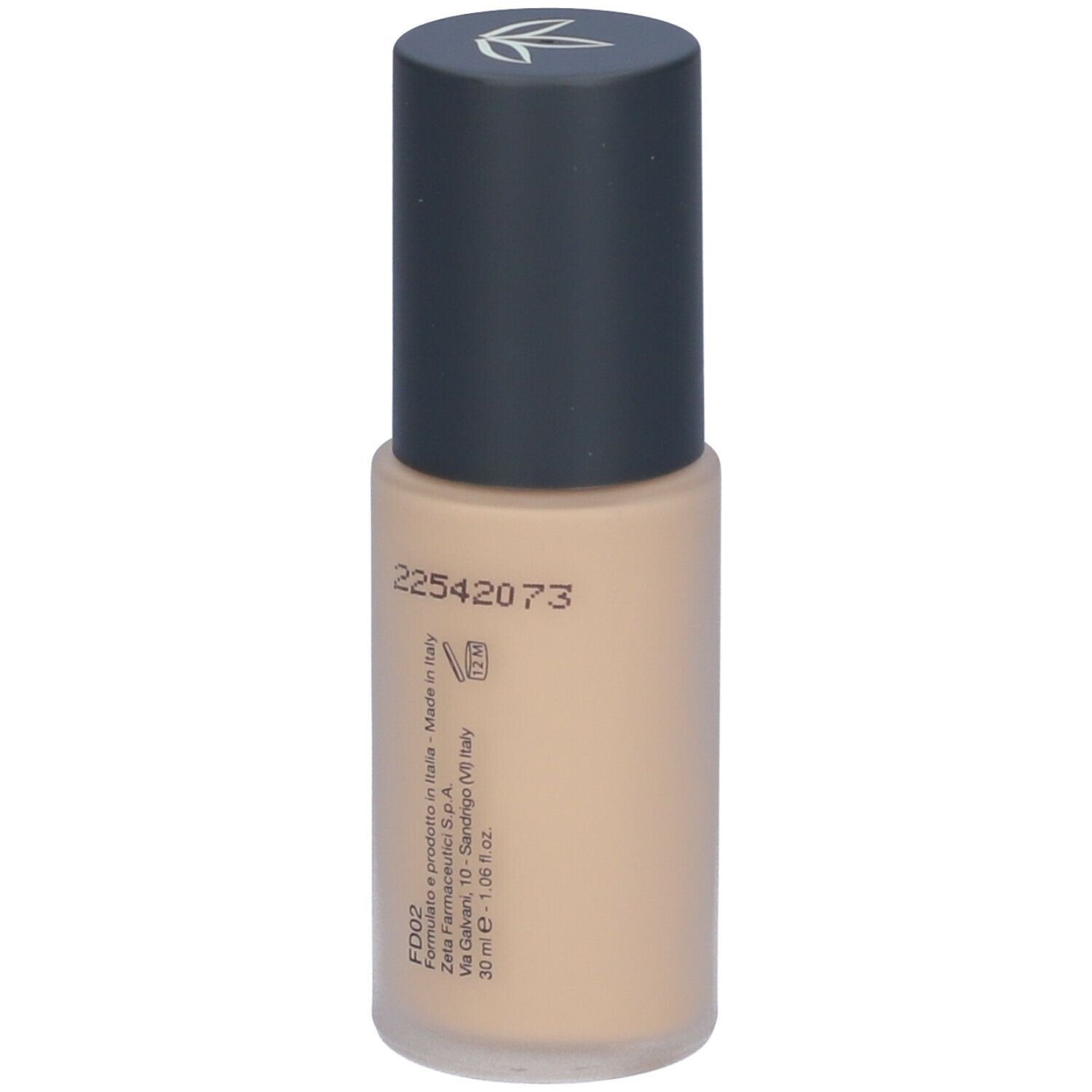 Fondotinta fluido beige in flacone cilindrico con tappo scuro. Scritta: FD02, 22542073, 30 ml.
