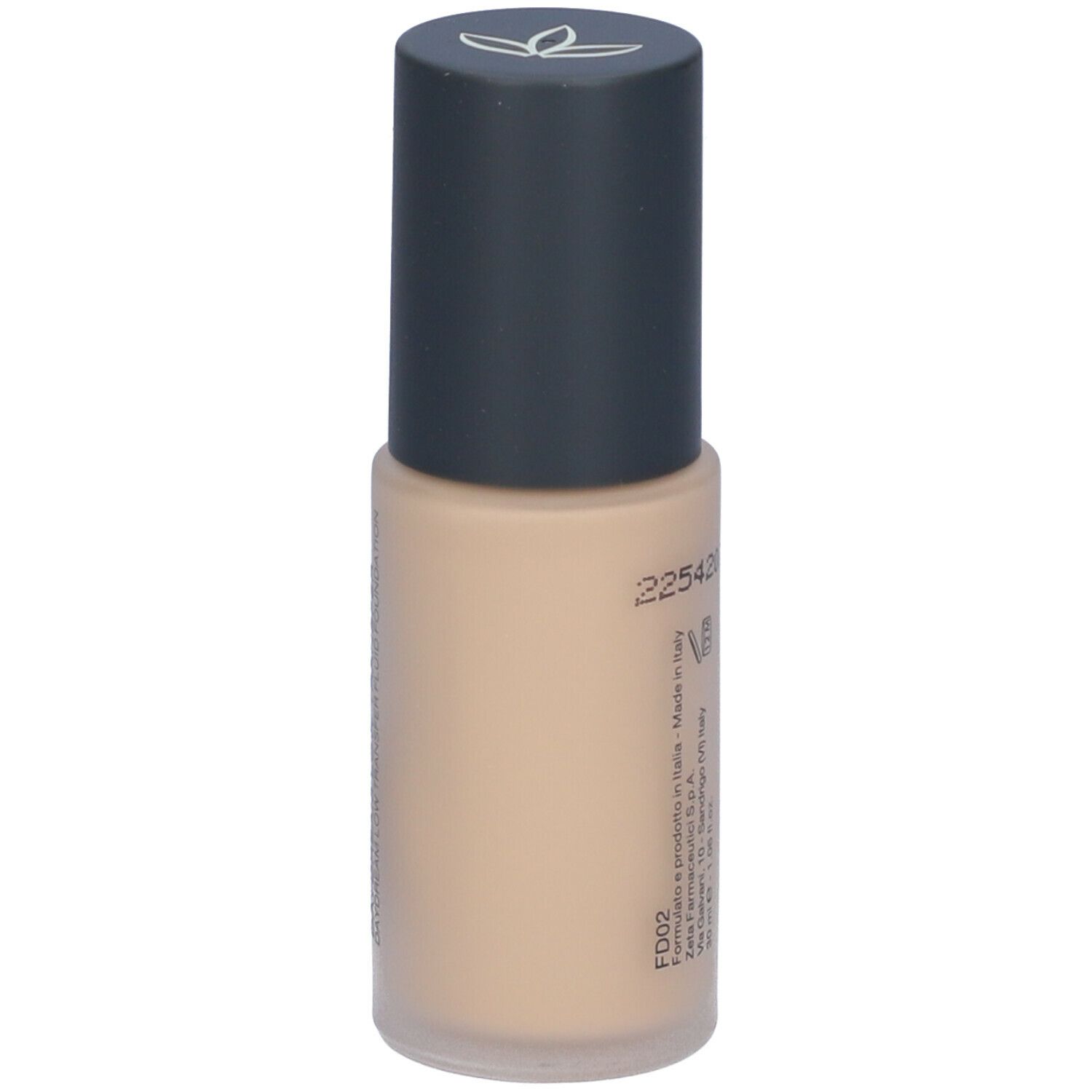 Fondotinta fluido beige in flacone cilindrico con tappo scuro. Scritta: FD02, 22542073, 30 ml.