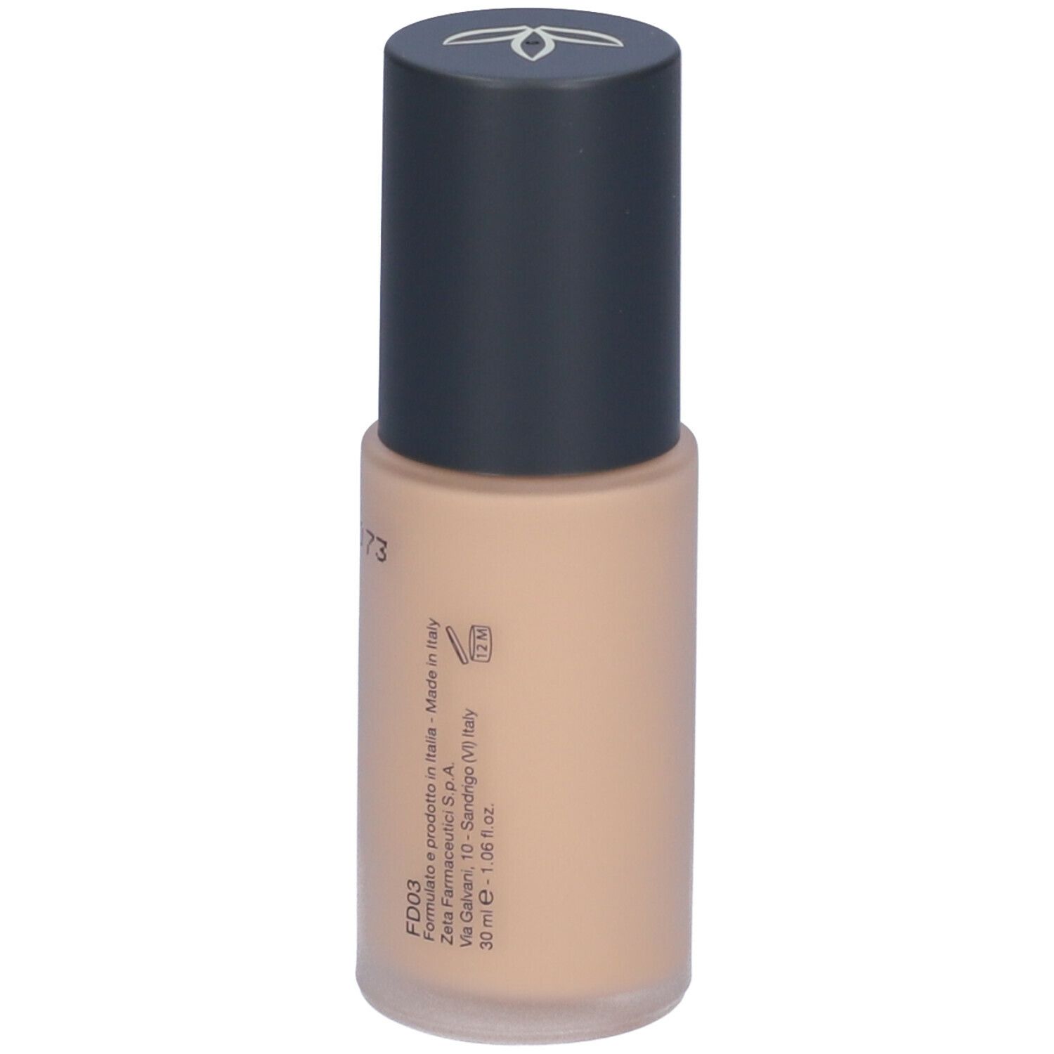 Fondotinta fluido beige in flacone con tappo nero. Scritta: F003, Made in Italy, 30 ml.