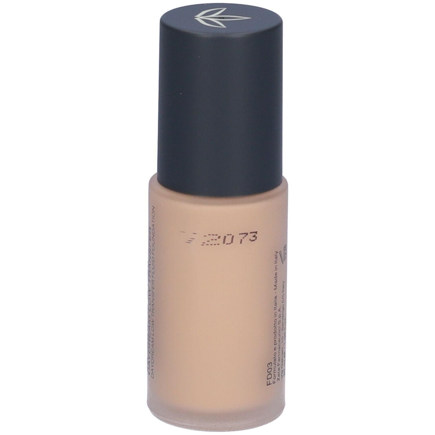 Fondotinta fluido beige in flacone con tappo nero. Scritta: F003, data di scadenza.