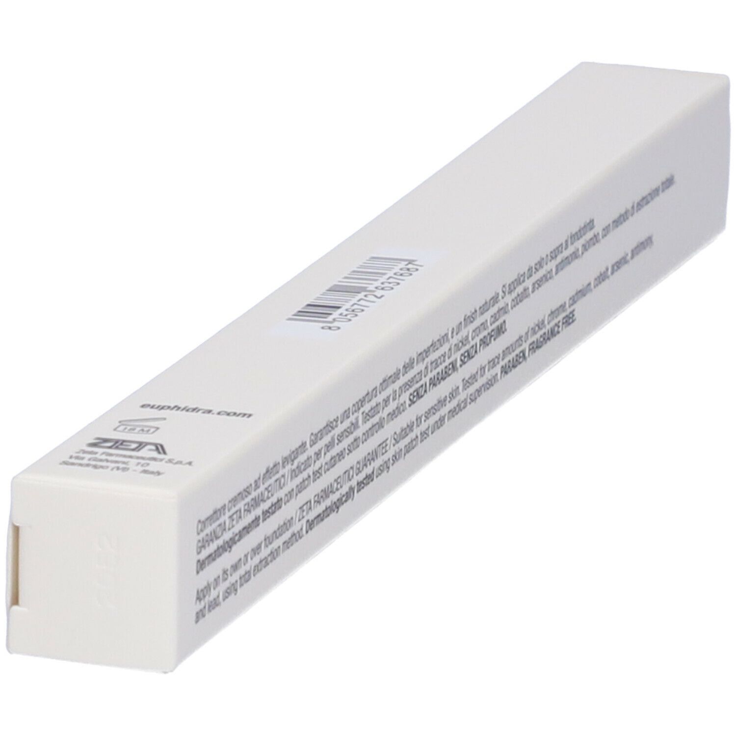 Confezione bianca inclinata con testo. Scritta: Correttore Stick. Dermatologicamente testato. Senza profumo, nickel, cromo, cadmio, cobalto, arsenico, antimonio.