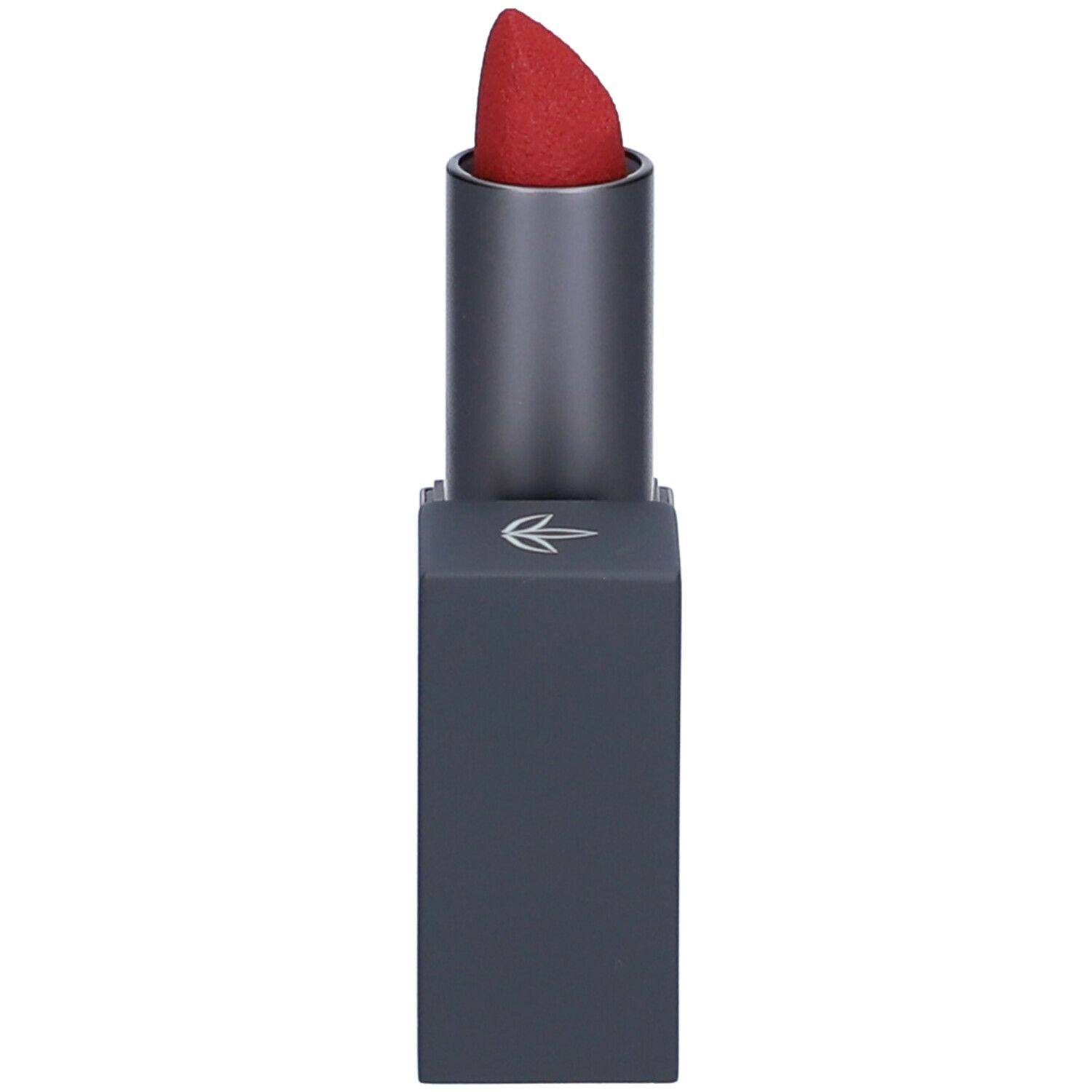 Rossetto rosso in astuccio antracite. Il coperchio è chiuso. Sull'astuccio è presente un logo.