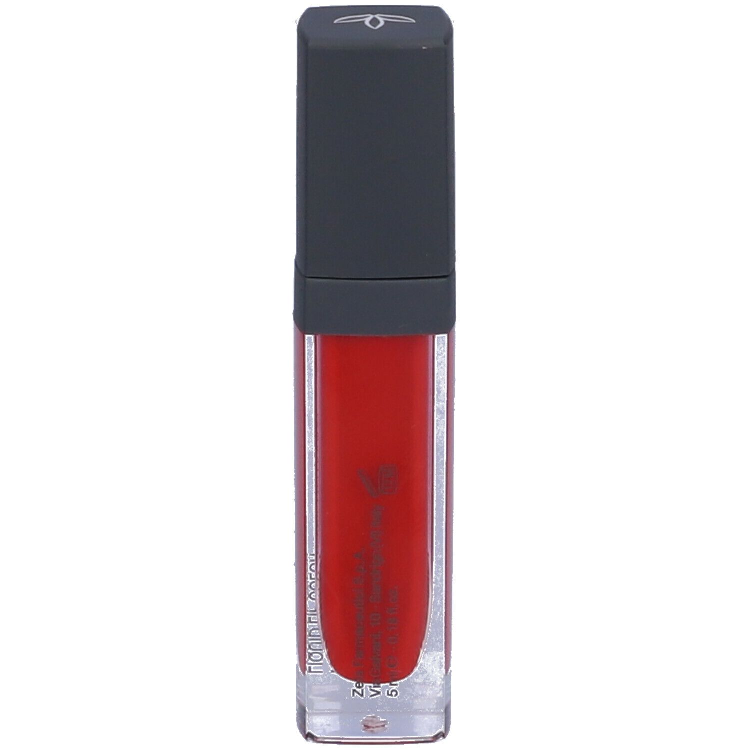 Rossetto rosso in un flacone rettangolare trasparente con tappo grigio. Sul rossetto è presente del testo.