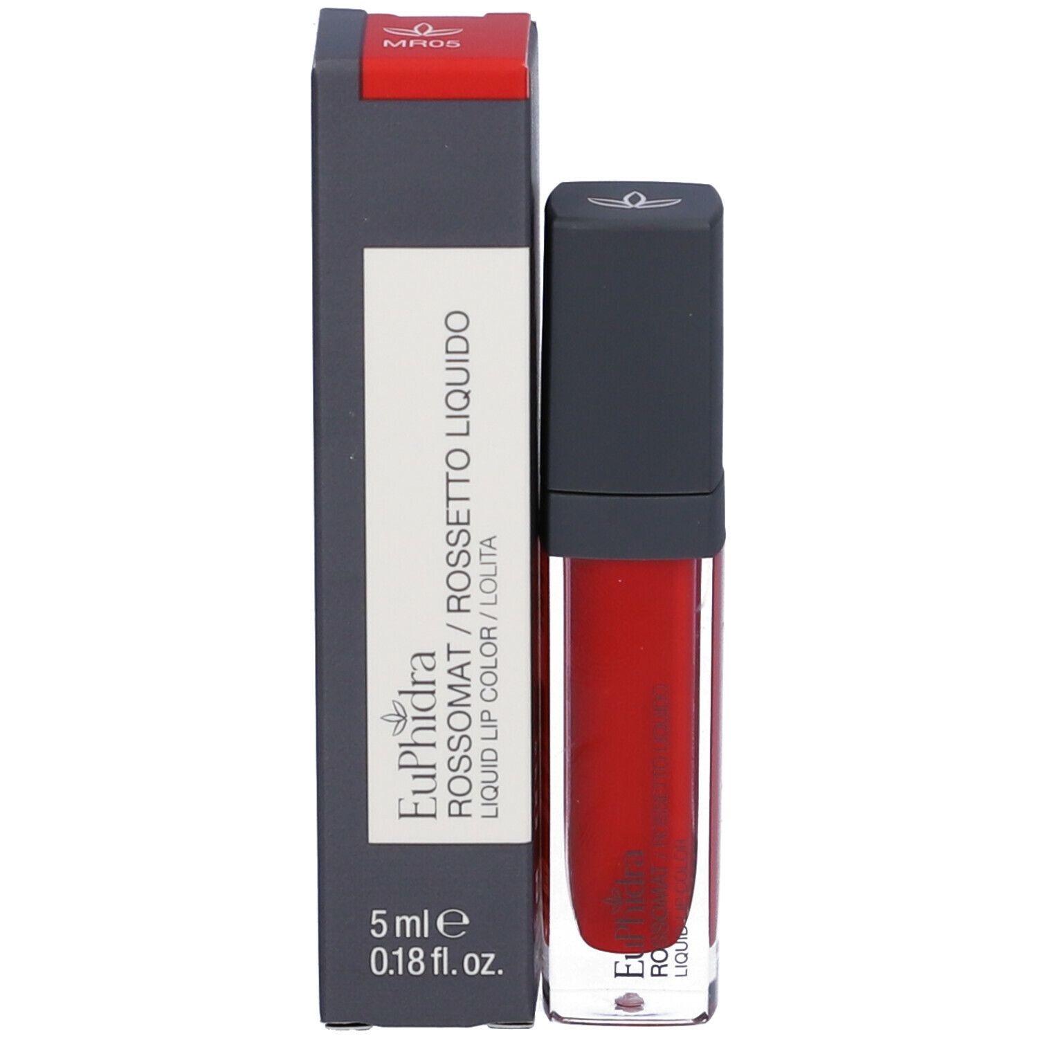 Rossetto rosso e confezione. La confezione è grigia con testo bianco e parte superiore rossa. Il rossetto è visibile.