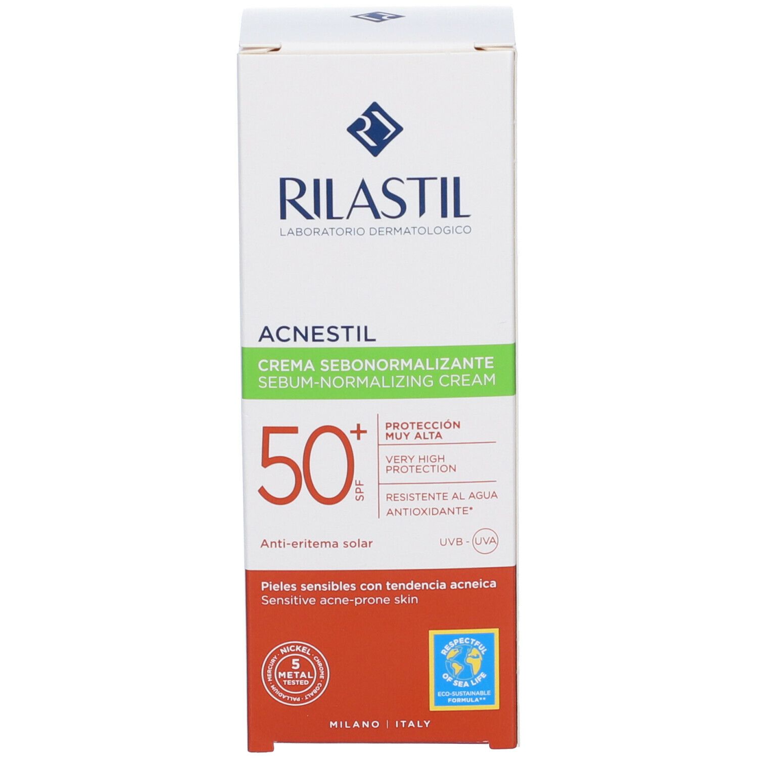 Scatola bianca con testi verdi e rossi. Scritto: Acnestil, SPF 50+. Marchio: Rilastil. Con certificazioni.