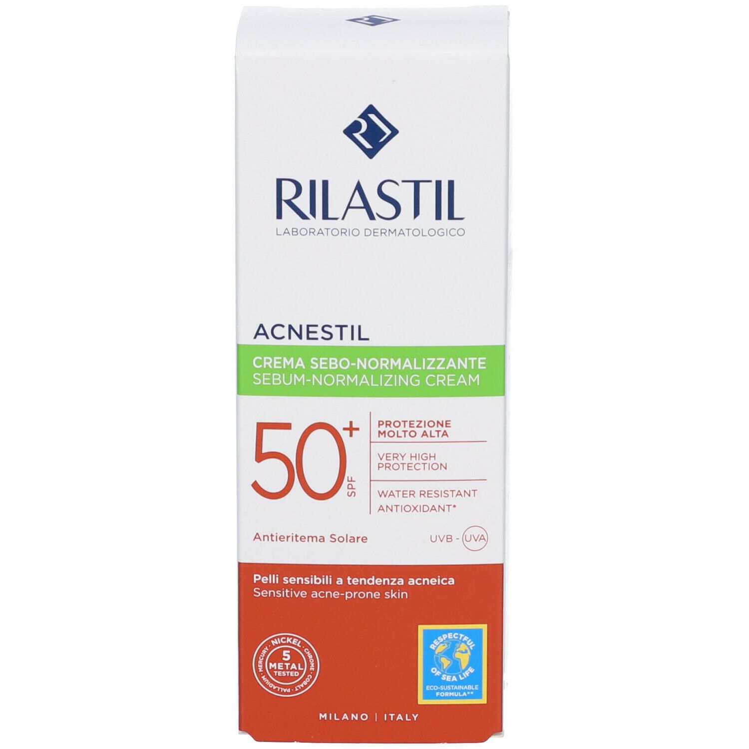 Scatola bianca con testi verdi e rossi. Scritto: Acnestil, SPF 50+. Marchio: Rilastil. Con certificazioni.