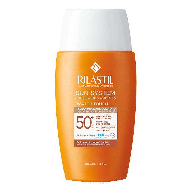 Flacone arancione con tappo bianco. Testo: Rilastil Sun System Water Touch Fluido, SPF 50+.