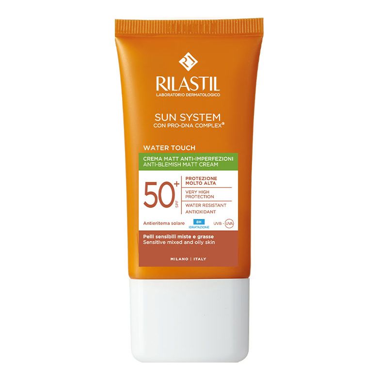 Tubo arancione e bianco. Testo: Rilastil Sun System Water Touch, SPF 50+, Crema Matt Anti-Imperfezioni.