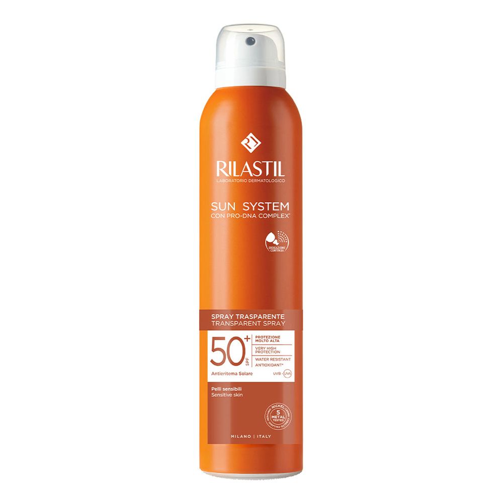 Flacone spray arancione con erogatore bianco. Testo: RILASTIL, SUN SYSTEM, Spray Trasparente SPF 50+.