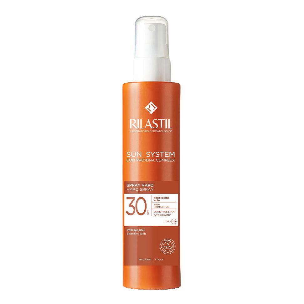 Flacone spray arancione con erogatore bianco. Testo: Rilastil Sun System, SPF 30. Per pelli sensibili.