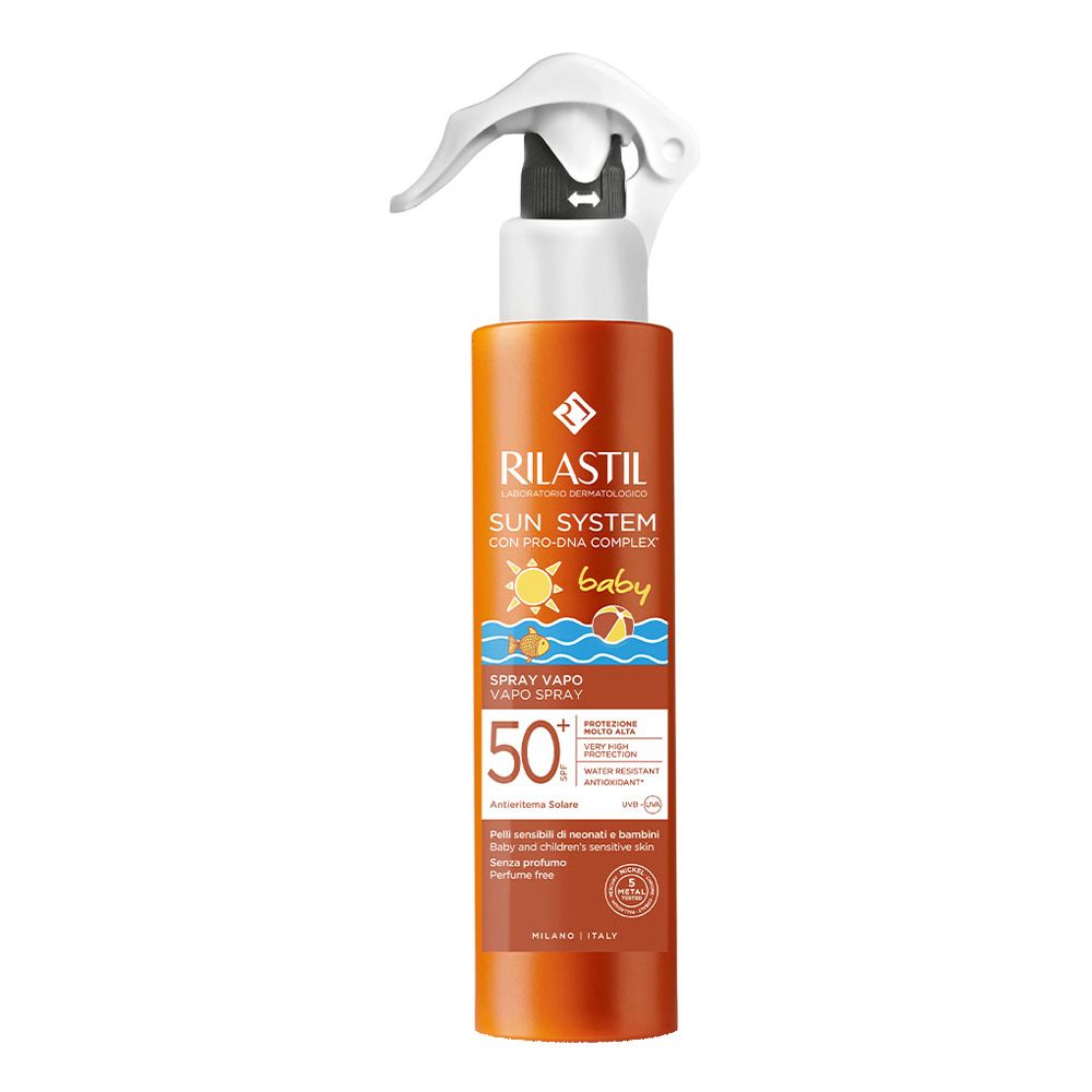 Flacone spray arancione con erogatore bianco. Scritta: Rilastil Sun System Baby, SPF 50. Illustrazione per bambini.