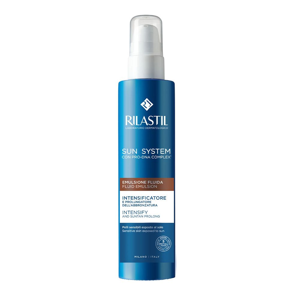 Flacone blu con erogatore bianco. Scritta: Rilastil Sun System Intensificatore. Contiene emulsione.
