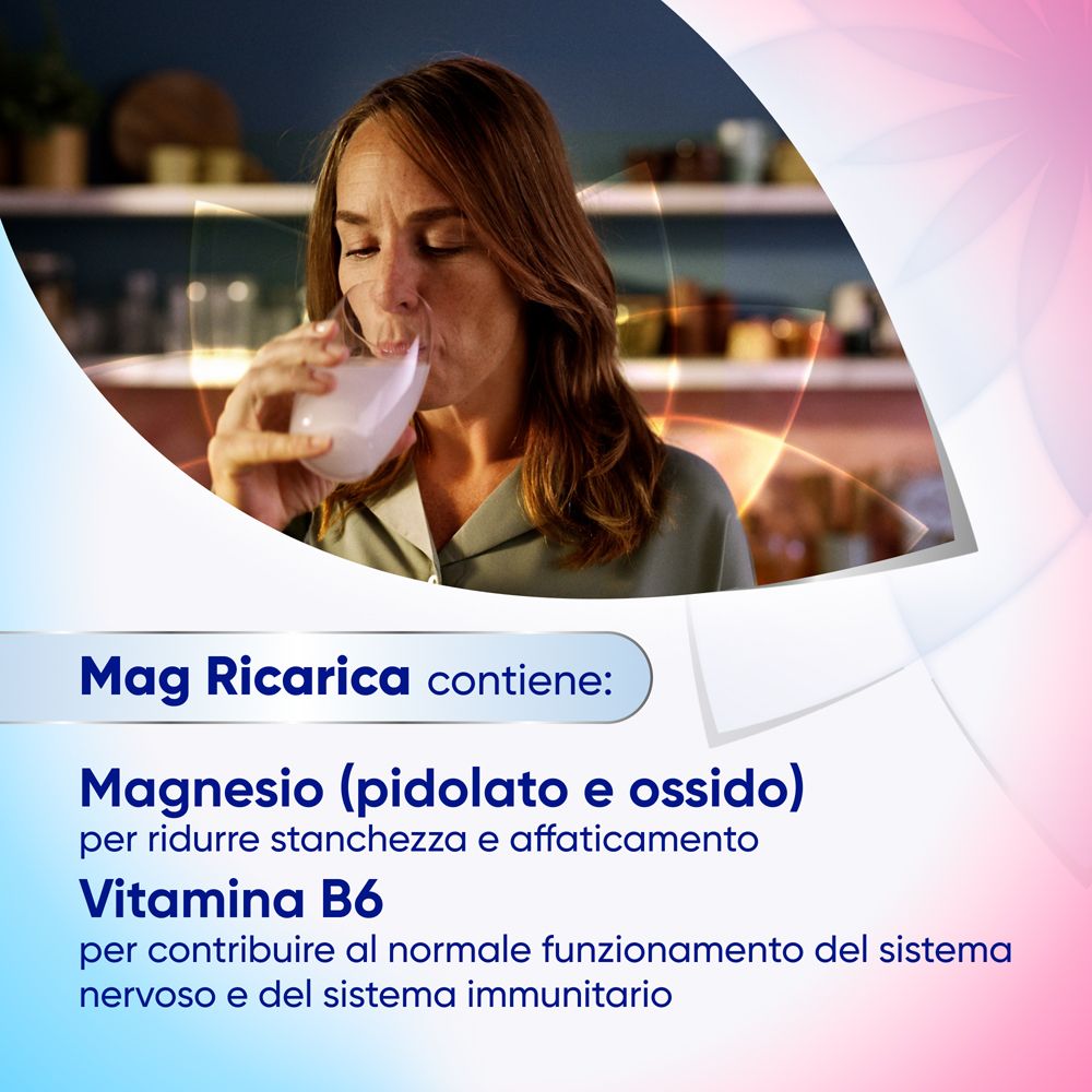 Frau trinkt Getränk. Text: Mag Ricaria enthält Magnesium, Vitamin B6.