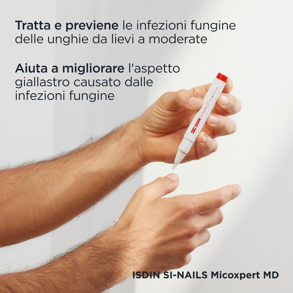 ISDIN Si-Nails Micoxpert MD. Applicazione su un'unghia. Testo: Tratta e previene le infezioni fungine.