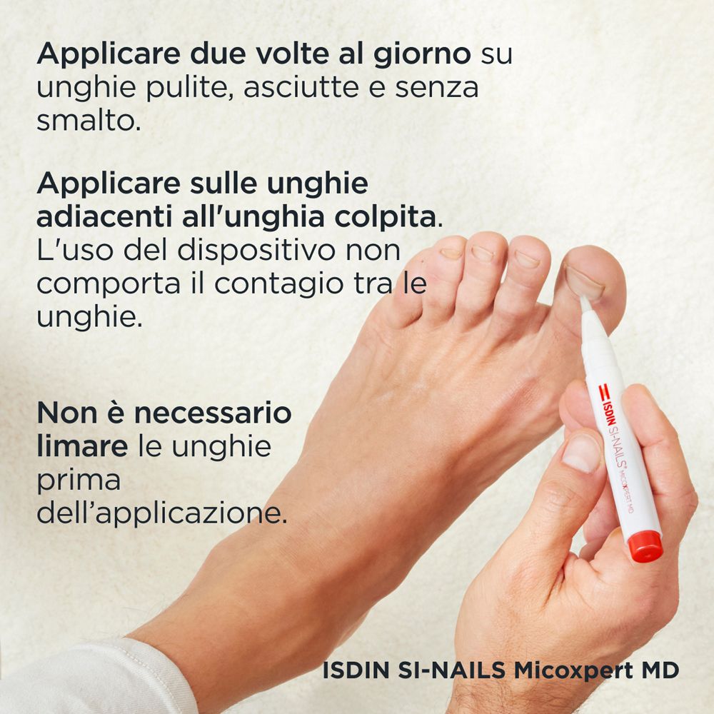 ISDIN Si-Nails Micoxpert MD. Applicazione su un piede. Testo: Applicare due volte al giorno su unghie pulite.