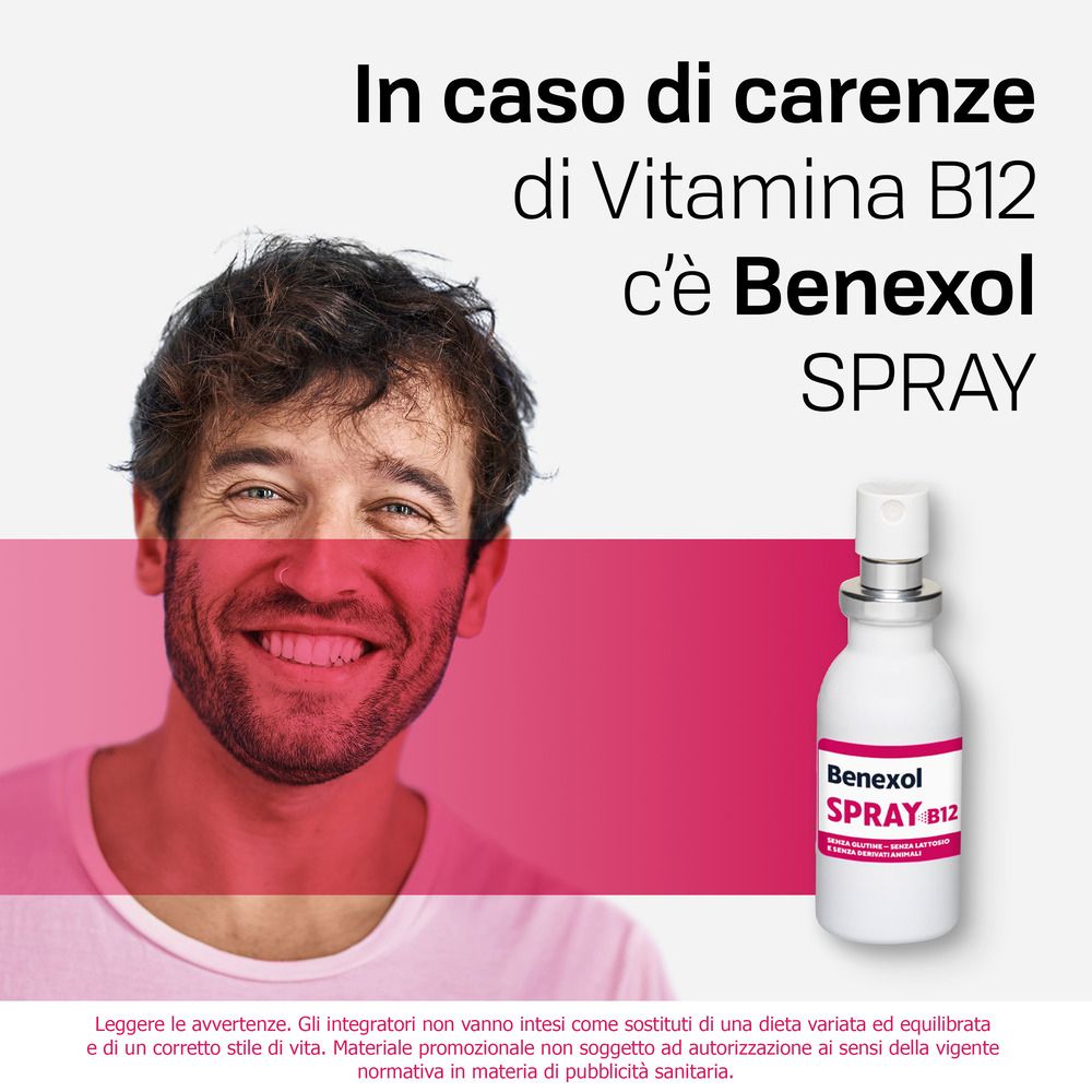 Uomo sorridente. Testo: 'In caso di carenze di Vitamina B12 c'è Benexol SPRAY'. Flacone Benexol Spray.