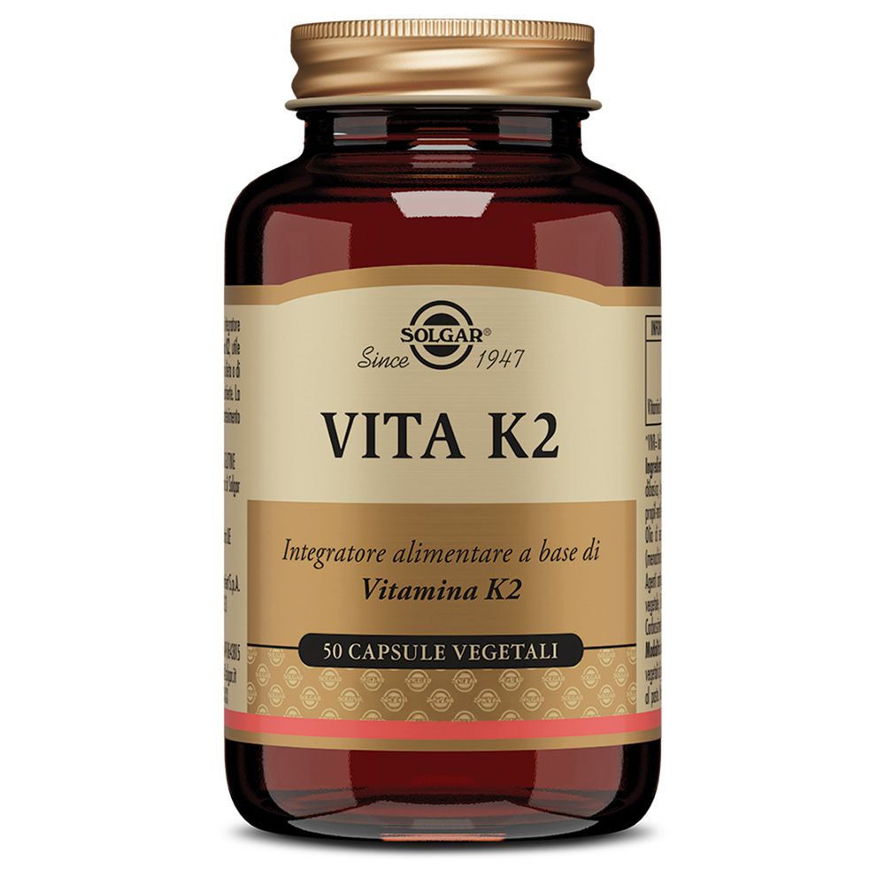 Flacone di vetro marrone con tappo dorato. Scritta: SOLGAR Vita K2. 50 capsule vegetali.