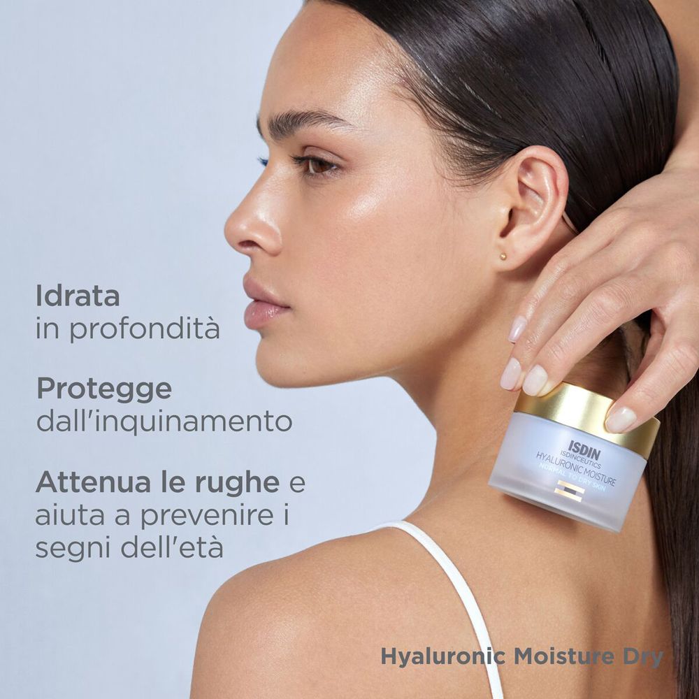 Frau mit Creme-Tiegel. Text: Idratata in profondità, Protegge dall'inquinamento, Attenua le rughe e aiuta a prevenire i segni dell'età.