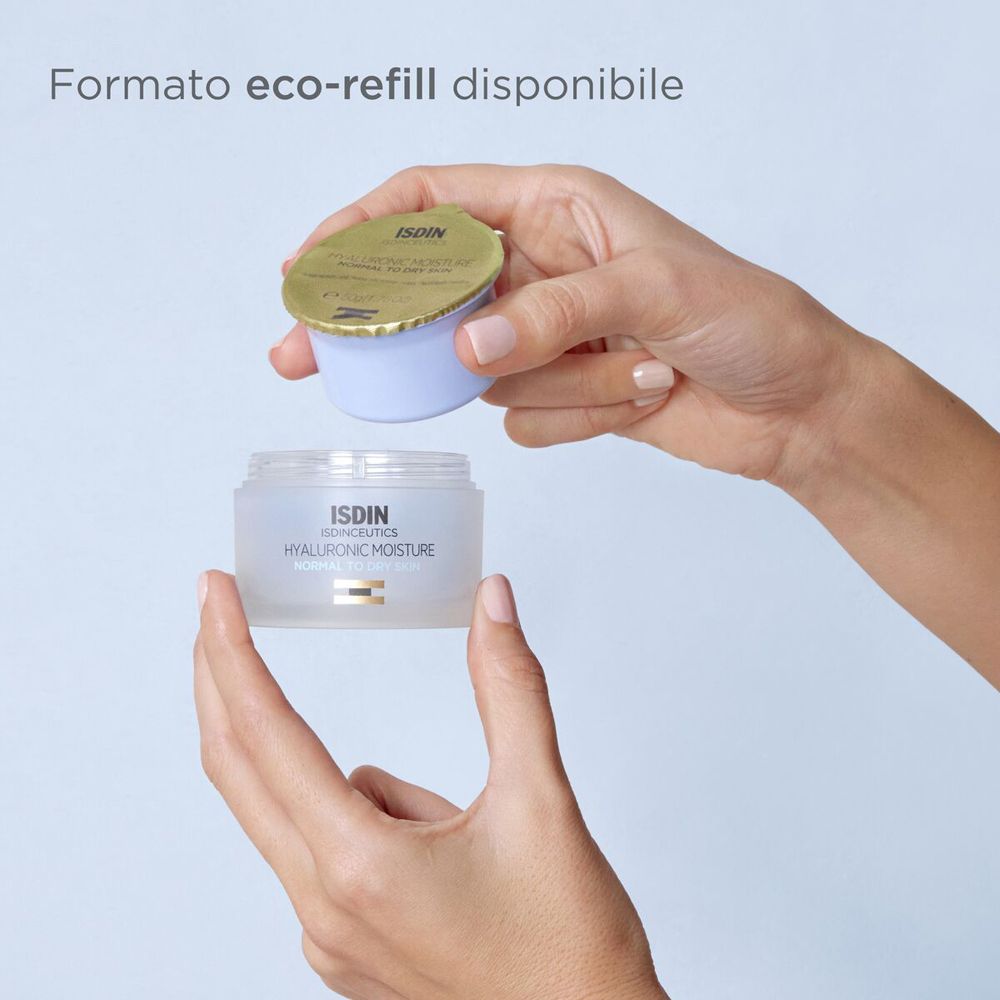 Hände halten einen Creme-Tiegel und eine Nachfüllpackung. Text: Formato eco-refill disponibile.