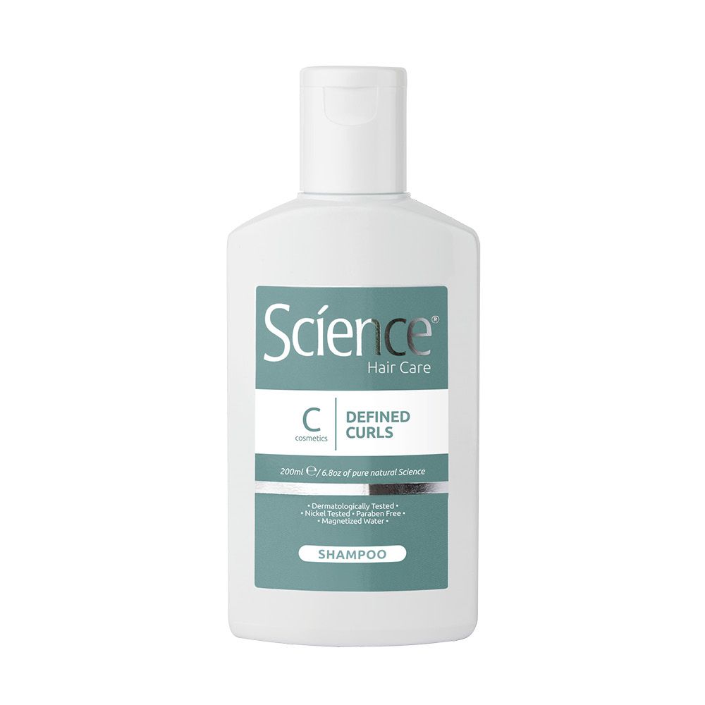 Flacone di shampoo bianco con etichetta verde. Scritta: Science Hair Care, Defined Curls, Shampoo. Dermatologicamente testato.