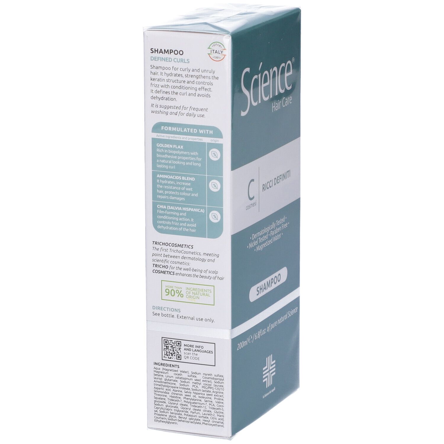 Confezione del prodotto. Scatola verde e bianca con testo e immagine del flacone di shampoo. Scritta: Science Hair Care, Ricci Definiti, Shampoo. 90% ingredienti naturali.
