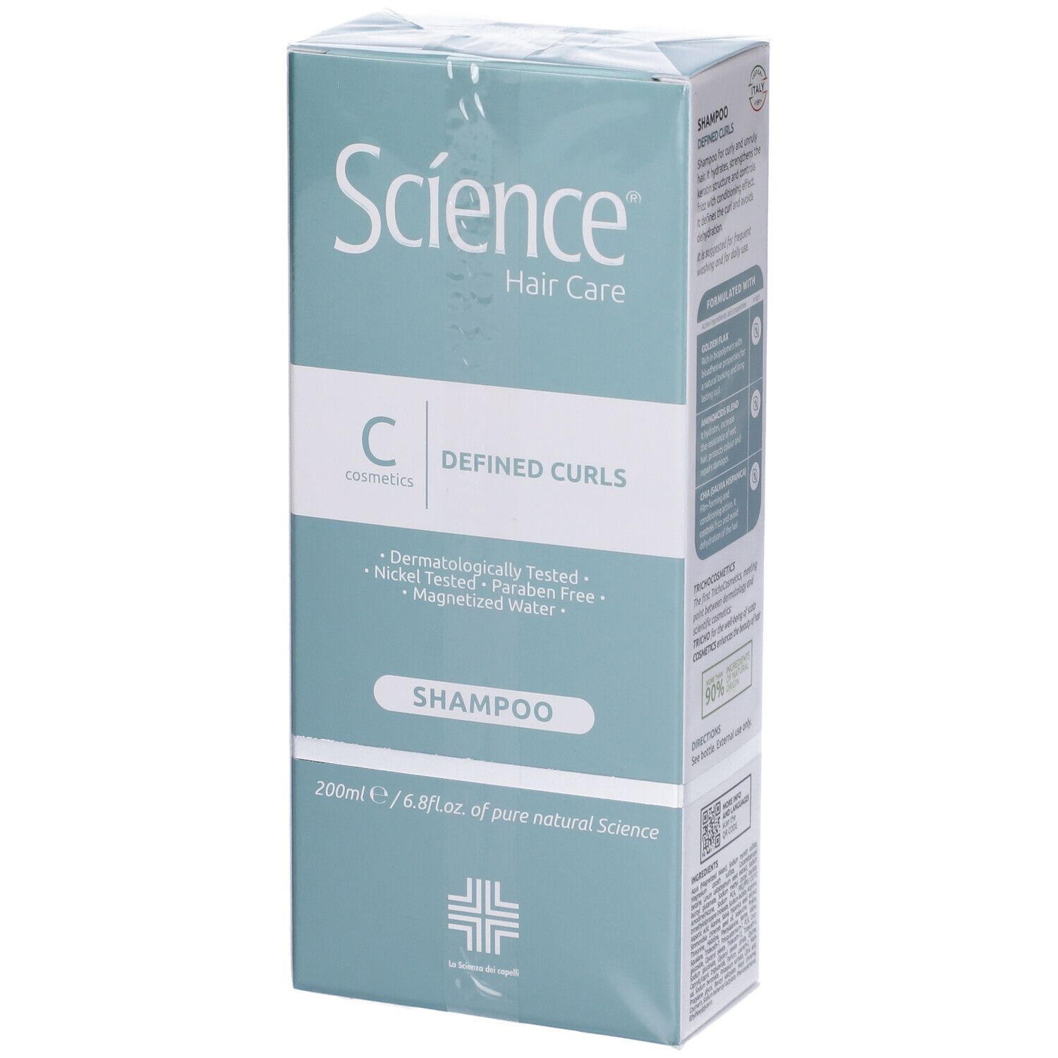Confezione del prodotto. Scatola verde e bianca con immagine del flacone di shampoo. Scritta: Science Hair Care, Defined Curls, Shampoo. Dermatologicamente testato.