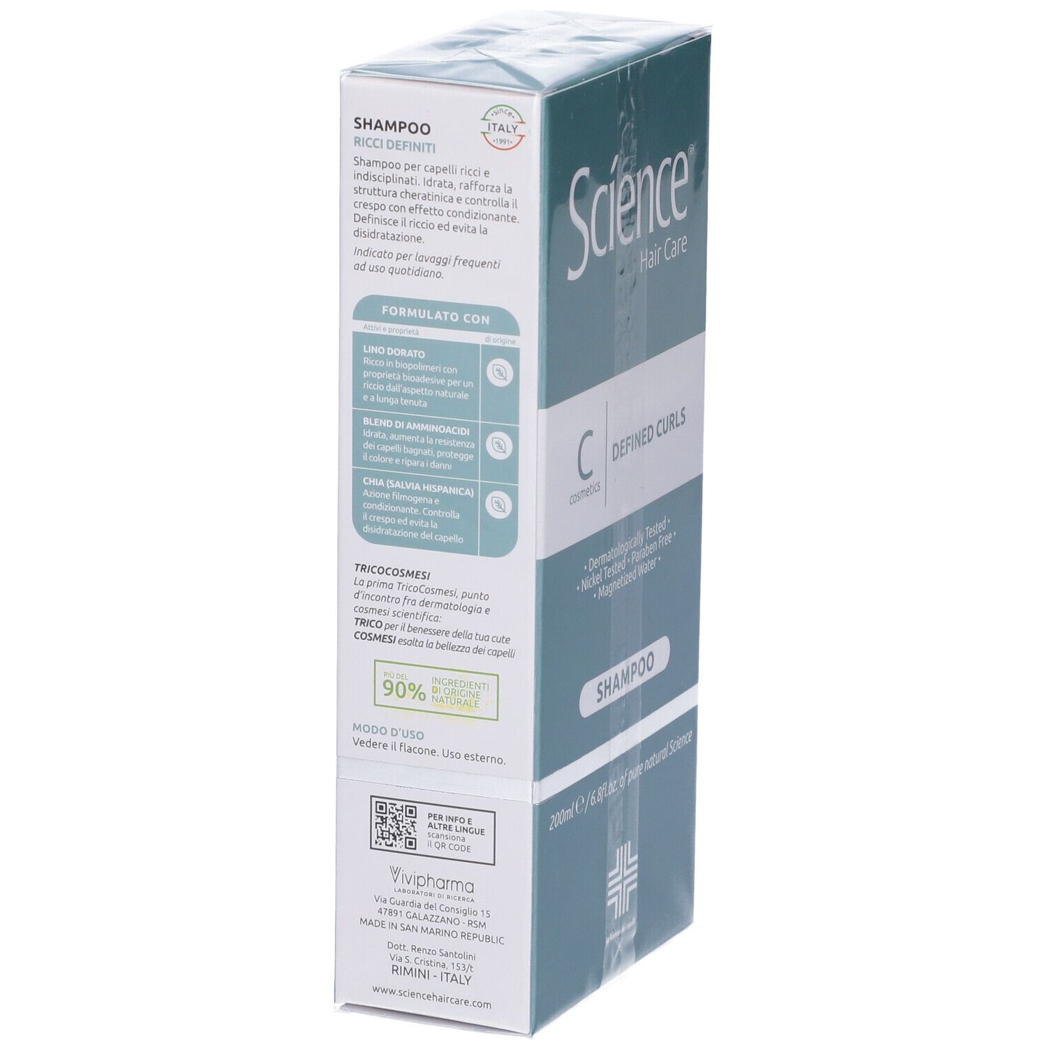 Confezione del prodotto. Scatola verde e bianca con testo e immagine del flacone di shampoo. Scritta: Science Hair Care, Defined Curls, Shampoo. 90% ingredienti naturali.