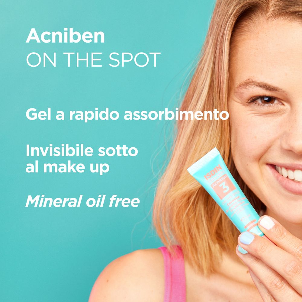 Junge Frau hält eine türkisfarbene Tube. Aufschrift: Acniben ON THE SPOT. Gel, schnell absorbierend.