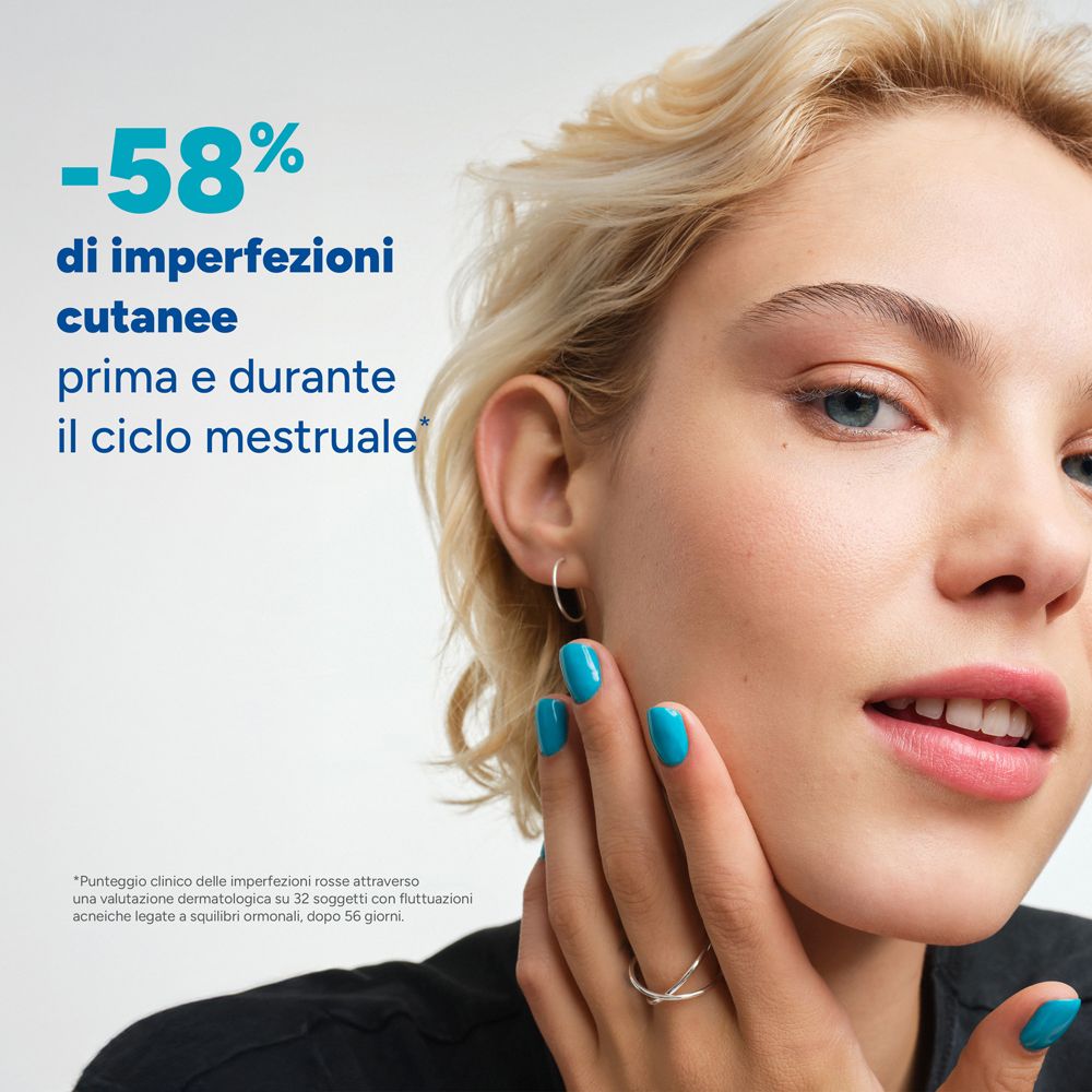 Donna con siero Ducray Keracnyl. Testo: -58% di imperfezioni cutanee prima e durante il ciclo mestruale.