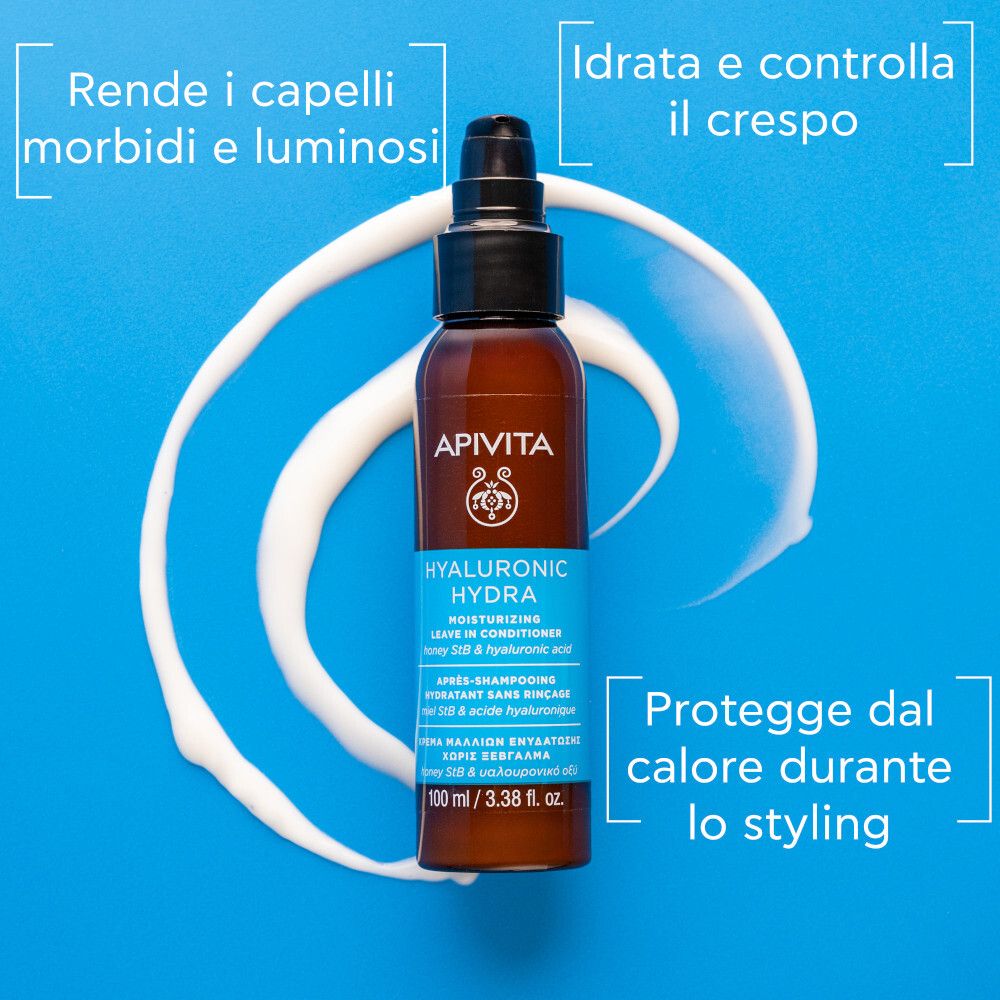 Flacone marrone con erogatore nero. Scritta: Apivita Hyaluronic Hydra. Testo su sfondo blu. Strisce bianche.