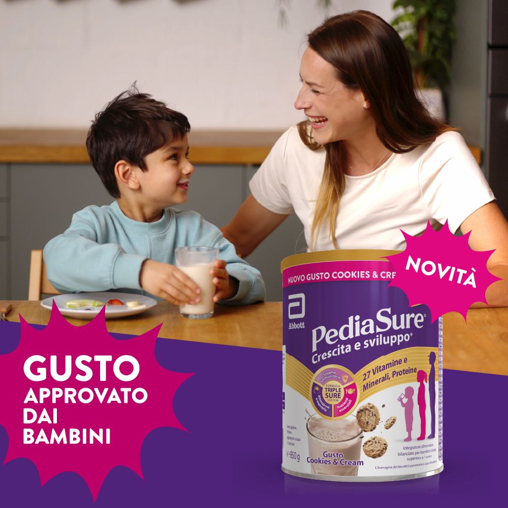 Bambino e donna con lattina PediaSure. Scritta: Gusto approvato dai bambini. Cookies & Cream. Novità.