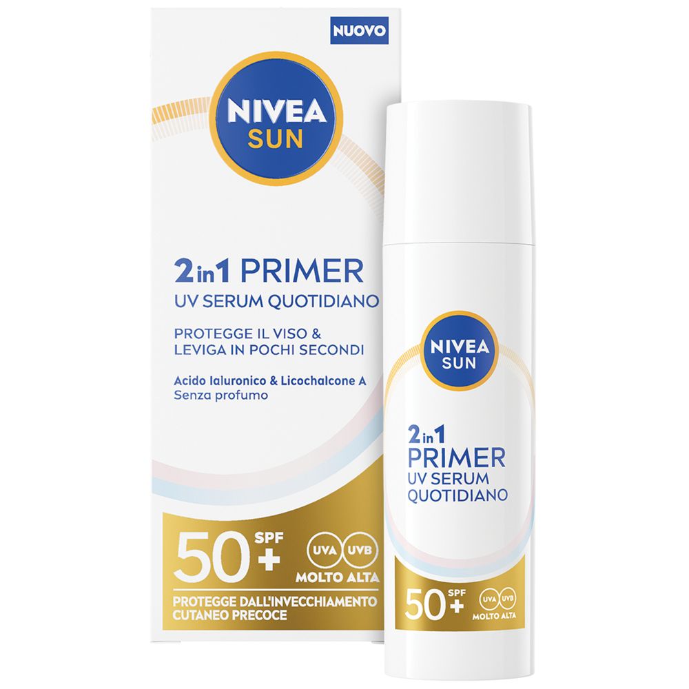 Siero Nivea Sun 2in1 Primer UV, SPF 50+, con confezione. Siero bianco in flacone e scatola. Testo: 2in1 Primer, UV Serum.