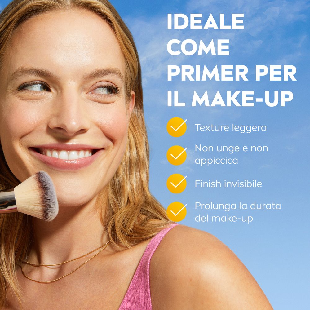 Donna con pennello, testo blu. Testo: Ideale come primer per il trucco. Texture leggera, non unge, finish invisibile, prolunga la durata.