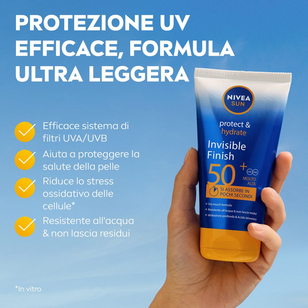 Mano che tiene un tubo Nivea Sun. Testo: Protezione UV efficace, formula ultra leggera. Spunte gialle.