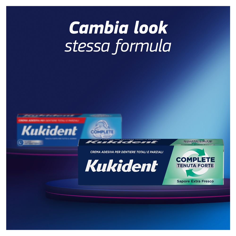 Zwei Kukident-Verpackungen. Aufschrift: Kukident, COMPLETE, Tenuta Forte, Sapore Extra Fresco. Hintergrund: blau und lila.