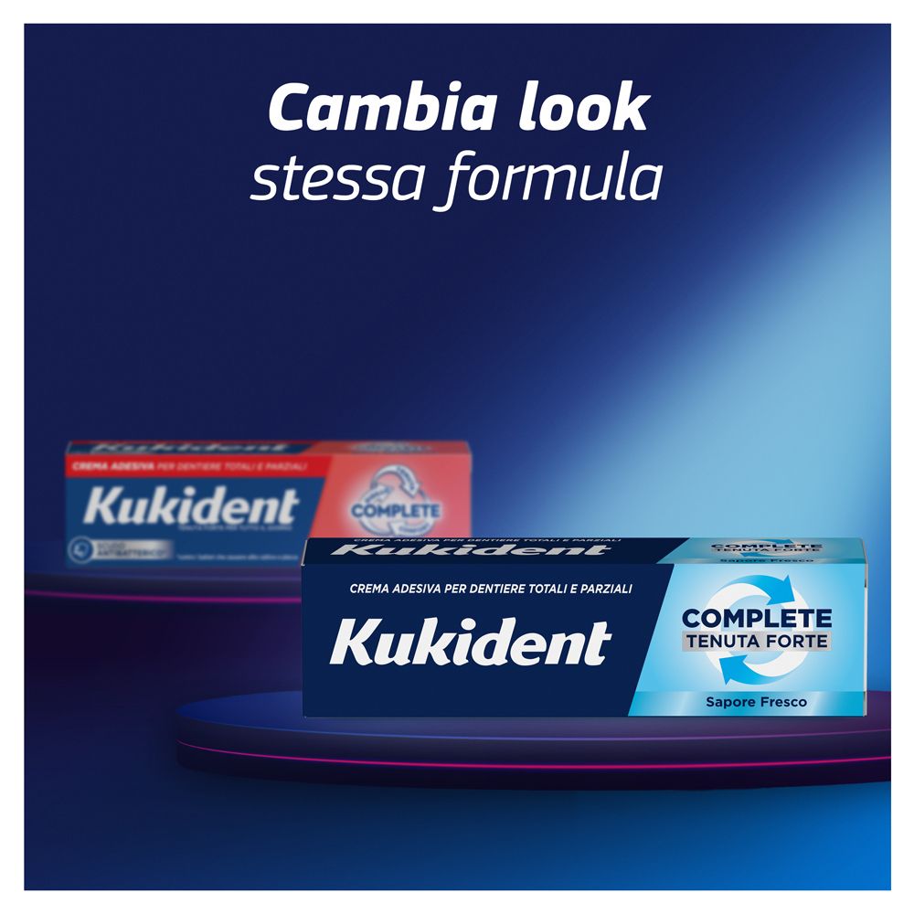 Zwei Schachteln Kukident. Aufschrift: Cambia look stessa formula. Produktname: Complete Tenuta Forte.