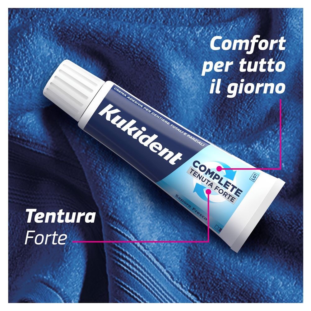 Zahncreme-Tube auf blauem Handtuch. Marke Kukident, Complete Tenuta Forte, Sapore Fresco.