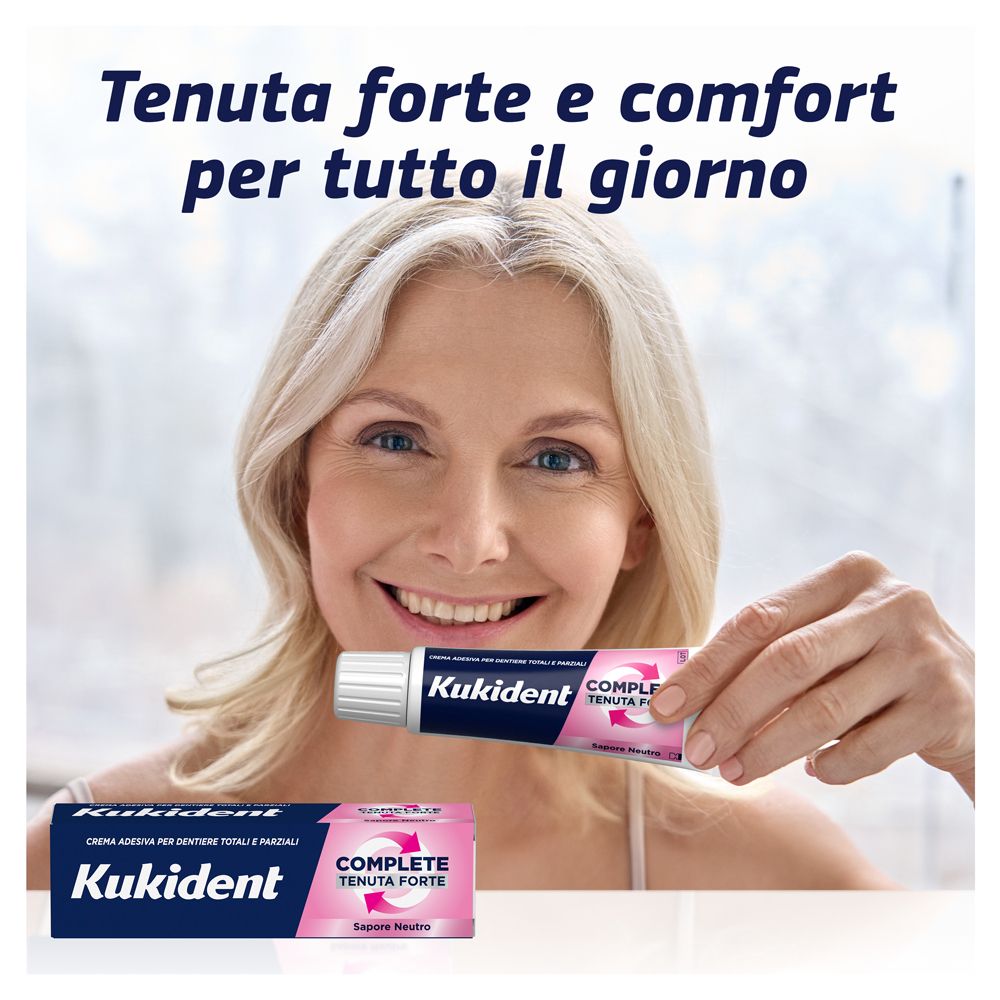 Frau mit Zahncreme-Tube. Aufschrift: Kukident Complete, Tenuta Forte. Text: Tenuta forte e comfort.