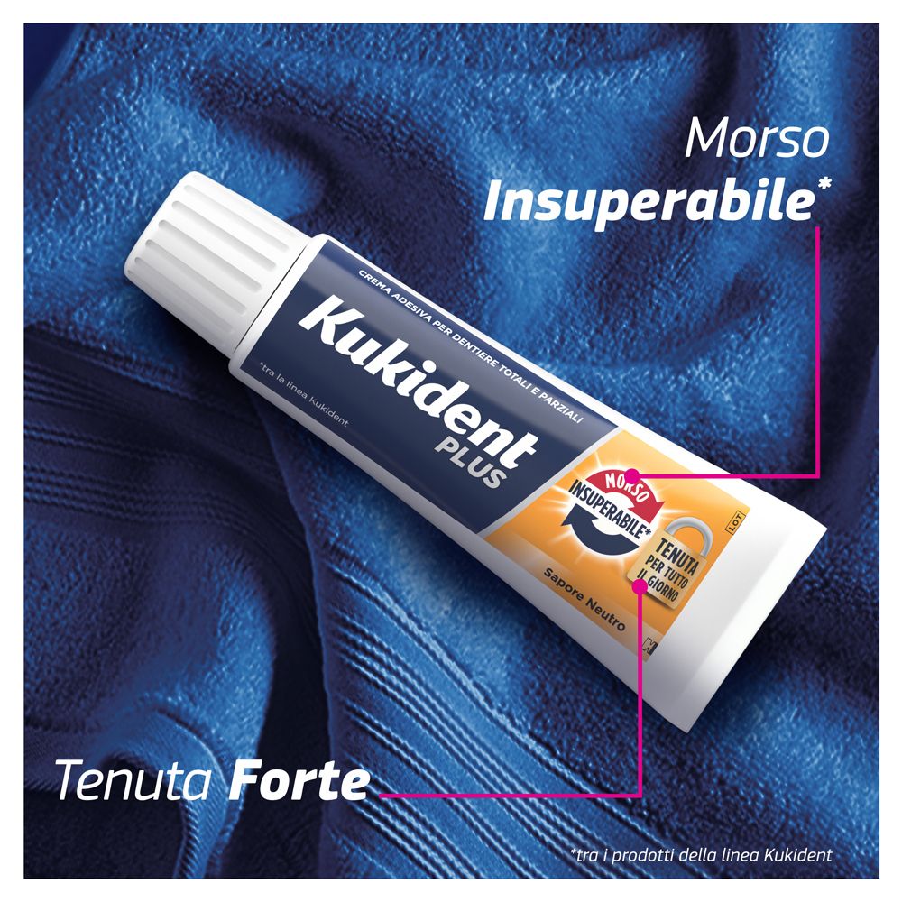 Kukident Plus Tube auf blauem Handtuch. Text: Tenuta Forte. Morsa Insuperabile.